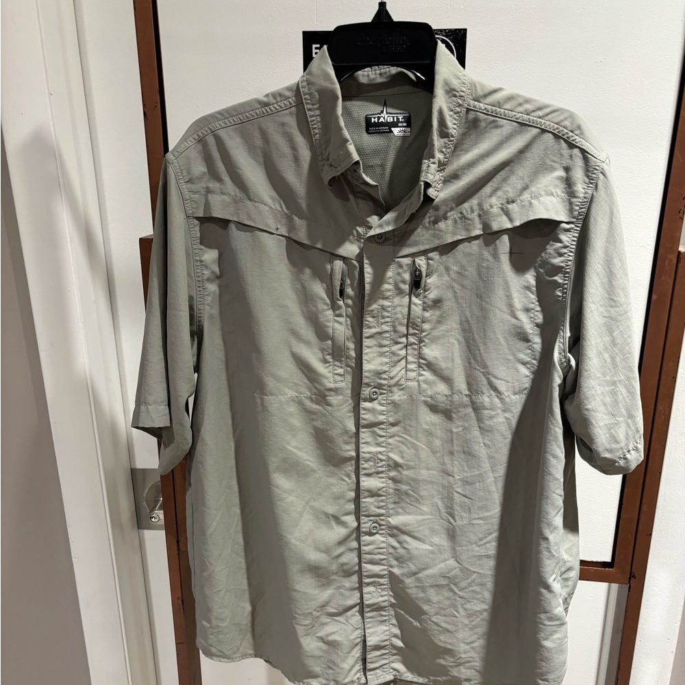 Habitat Men's Fishing Shirt Size Medium. Short Sleeve. Full Button. Nylon.